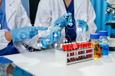 Modern Laboratuvarda Kimya Araştırması Yapan Bilim Adamları