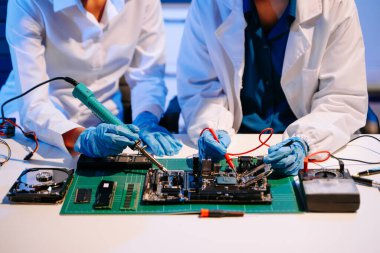 Teknisyen işlemciyi ana bilgisayarın prizine yerleştiriyor. Elektronik mühendislik, elektronik onarım, elektronik ölçüm ve test, onarım konsepti