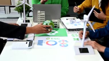  İş adamları ofiste planlama ve çalışma yapıyor. Ağ sıfır ve karbon nötr konsept