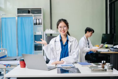 Doktorlar dizüstü bilgisayar kullanırken hastanede çalışıyorlar. Hastanede çalışan çeşitli sağlık uzmanları..