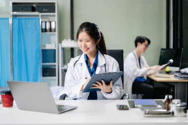 Doktorlar dizüstü bilgisayar kullanırken hastanede çalışıyorlar. Hastanede çalışan çeşitli sağlık uzmanları..