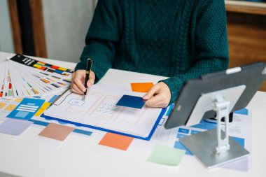 UX grafik tasarımcısı, dijital tablet yaratıcı dijital geliştirme ajansı kullanılarak akıllı telefon için prototip uygulama geliştirme prototipi kablosu.
