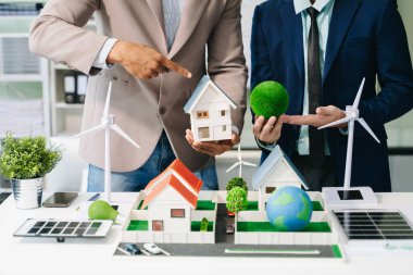 Geri dönüşüm planlayan ve tartışan iş adamları ofis toplantı odasında yeniden kullanım politikası sembolünü azalttı. Yeşil iş şirketi ve Güneş Enerjisi Çevre Kenti Kavramı