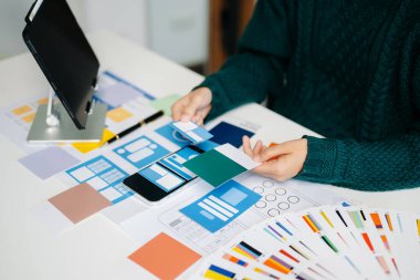 UX grafik tasarımcısı, dijital tablet yaratıcı dijital geliştirme ajansı kullanılarak akıllı telefon için prototip uygulama geliştirme prototipi kablosu.