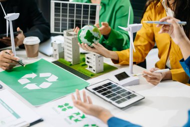  İş adamları ofiste planlama ve çalışma yapıyor. Ağ sıfır ve karbon nötr konsept