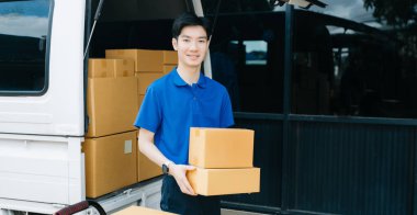 Adresi arayan kurye teslimatçının portresi. Teslimat hizmeti, eve teslimat ve nakliye konsepti