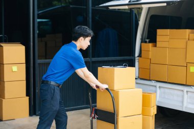 Adresi arayan kurye teslimatçının portresi. Teslimat hizmeti, eve teslimat ve nakliye konsepti