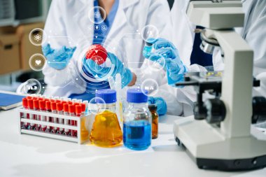 Modern Laboratuvarda Kimya Araştırması Yapan Bilim Adamları