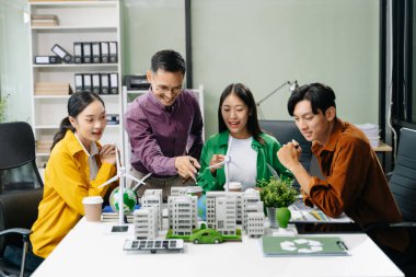 Geri dönüşüm planlayan ve tartışan iş adamları ofis toplantı odasında yeniden kullanım politikası sembolünü azalttı. Yeşil iş şirketi ve Güneş Enerjisi Çevre Kenti Kavramı