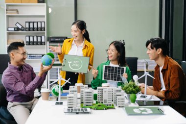 Geri dönüşüm planlayan ve tartışan iş adamları ofis toplantı odasında yeniden kullanım politikası sembolünü azalttı. Yeşil iş şirketi ve Güneş Enerjisi Çevre Kenti Kavramı