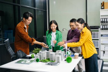 Geri dönüşüm planlayan ve tartışan iş adamları ofis toplantı odasında yeniden kullanım politikası sembolünü azalttı. Yeşil iş şirketi ve Güneş Enerjisi Çevre Kenti Kavramı