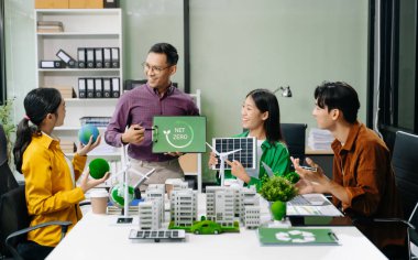 Geri dönüşüm planlayan ve tartışan iş adamları ofis toplantı odasında yeniden kullanım politikası sembolünü azalttı. Yeşil iş şirketi ve Güneş Enerjisi Çevre Kenti Kavramı