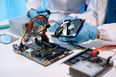Laboratuvar önlüklü işçiler elektronik montaj ve yüksek teknolojili RAM kurulumu yapıyorlar. Gelişmiş teknoloji ve bilgisayar mühendisliği kavramlarını sergilemek için ideal.