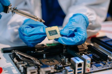 Teknisyen işlemciyi ana bilgisayarın prizine yerleştiriyor. Elektronik mühendislik, elektronik onarım, elektronik ölçüm ve test, onarım