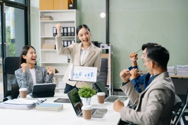  Genç iş adamları beyin fırtınası yapıyor, bilgisayar ve tablet kullanarak iş planlıyorlar ve tartışıyorlar. İş adamları el kol hareketi yapıyor. 