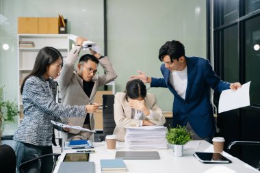 Hararetli bir ofis tartışmasında profesyonellerin çatışma sahnesi