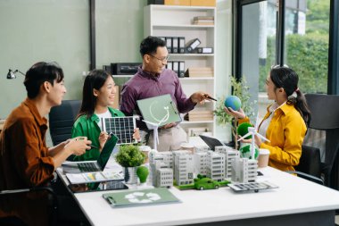 Geri dönüşüm planlayan ve tartışan iş adamları ofis toplantı odasında yeniden kullanım politikası sembolünü azalttı. Yeşil iş şirketi ve Güneş Enerjisi Çevre Kenti Kavramı