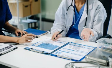 Tıbbi teknoloji ağ takım toplantı kavramı. Doktor el wor