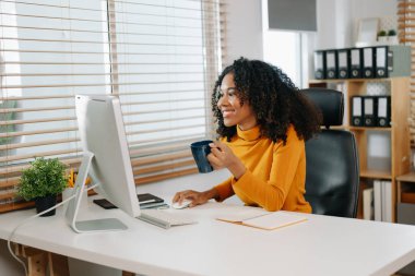 İş kadını ofis masasında matematik finansmanı, vergi, rapor, muhasebe, istatistik ve analitik araştırma kavramında bilgisayar kullanıyor.