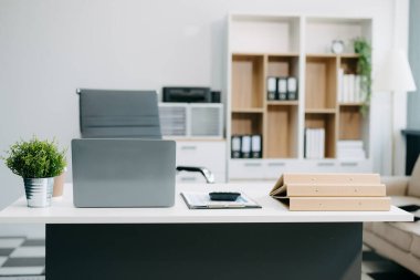 Modern işyeri. Bilgisayarlı işyeri ve ahşap masadaki belgeler.