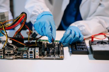 Bilgi işlem ve elektronik meraklıları için hassas ve gelişmiş teknolojiye sahip uzman bilgisayar donanım montajı ve sabit disk kurulumu gösteriliyor.