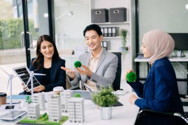 Konut projesinden binaların modelinde çalışan çeşitli iş adamları. Yeşil iş şirketi ve Güneş Enerjisi Çevre Kenti Kavramı