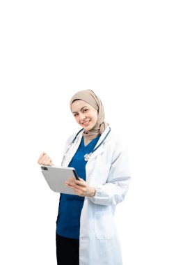 Stüdyoda beyaz arka planda dijital tablet kullanan bir kadın doktorun yüzü.