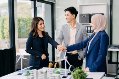 Konut projesinden ve istifleme işinden binaların modelinde çalışan çeşitli iş adamları. Yeşil iş şirketi ve Güneş Enerjisi Çevre Kenti Kavramı