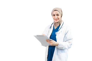 Stüdyoda beyaz arka planda panoya yazı yazan bir kadın doktorun yüzü.