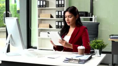 Küçük işletme KOBİ 'si kurun. İş kadını, çevrimiçi alışveriş siparişini almak ve kontrol etmek için tablet bilgisayar kullanıyor. 