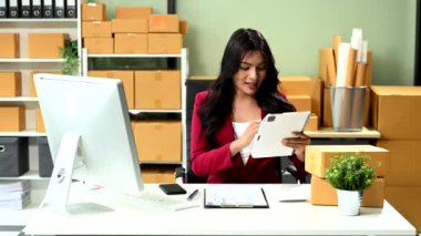 Küçük işletme KOBİ 'si kurun. İş kadını, çevrimiçi alışveriş siparişini almak ve kontrol etmek için tablet bilgisayar kullanıyor. 