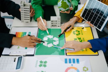 Geri dönüşüm planı ve tartışması ofis toplantı odasında politika azaltma sembolü. Yeşil iş şirketi ve Güneş Enerjisi Çevre Kenti Kavramı