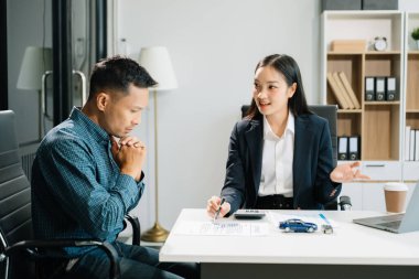 Ofiste çalışan insanlar, modern bir çalışma alanında kurumsal başarıyı, takım çalışmasını ve müşteri hizmetlerini resmediyorlar.