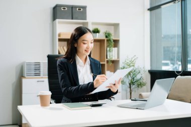 Ofiste çalışırken dizüstü bilgisayar kullanan kadın girişimci 