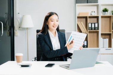 Ofiste çalışırken dizüstü bilgisayar kullanan kadın girişimci 