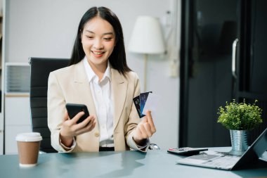 İş kadını iş için cep telefonu kullanıyor