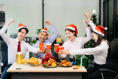 Noel 'i iş arkadaşlarınla neşeli bir ofis partisinde kutlamak, hediyeleri, kahkahaları ve tatil neşesini paylaşmak.
