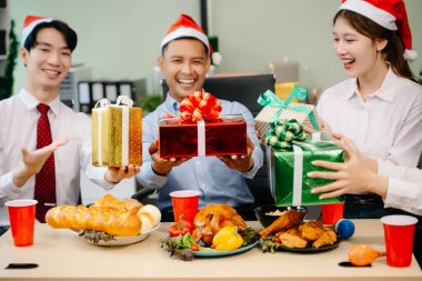Noel 'i iş arkadaşlarınla neşeli bir ofis partisinde kutlamak, hediyeleri, kahkahaları ve tatil neşesini paylaşmak.