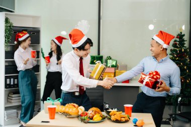 Noel 'i iş arkadaşlarınla neşeli bir ofis partisinde kutlamak, hediyeleri, kahkahaları ve tatil neşesini paylaşmak.