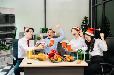 Noel 'i iş arkadaşlarınla neşeli bir ofis partisinde kutlamak, hediyeleri, kahkahaları ve tatil neşesini paylaşmak.