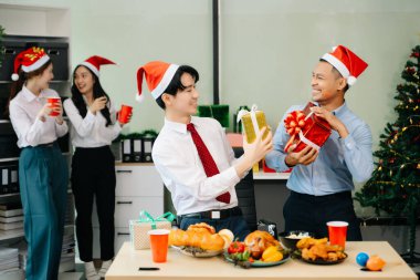 Noel 'i iş arkadaşlarınla neşeli bir ofis partisinde kutlamak, hediyeleri, kahkahaları ve tatil neşesini paylaşmak.
