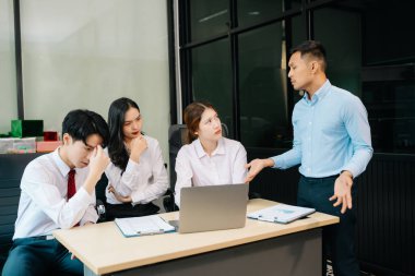 Ofiste yeni bir projede işbirliği yapan iş adamları. Ofiste dizüstü bilgisayar kullanan bir grup iş adamı..