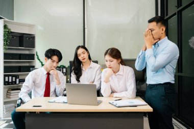 Ofiste yeni bir projede işbirliği yapan iş adamları. Ofiste dizüstü bilgisayar kullanan bir grup iş adamı..