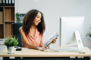 Modern ofiste bilgisayarla çalışan iş kadını. 