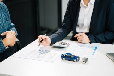 İş adamları, otomotiv finansmanı, danışma ve müşteri hizmetleri temaları ile evrak ve model arabalarla bir otomobil satış anlaşması imzaladı