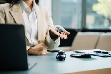 İş adamları, otomotiv finansmanı, danışma ve müşteri hizmetleri temaları ile evrak ve model arabalarla bir otomobil satış anlaşması imzaladı