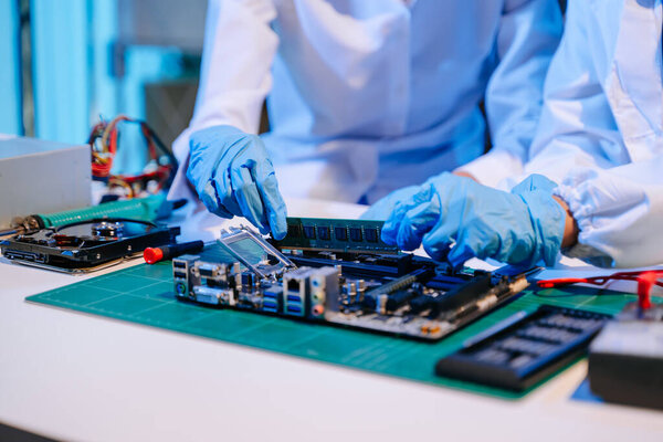 Техники кладут процессор на разъем материнской платы компьютера