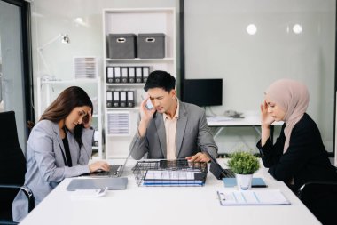 Öfkeli Asyalı iş adamları modern ofiste bir hata yaptıktan sonra şiddetle tartışıyorlar.