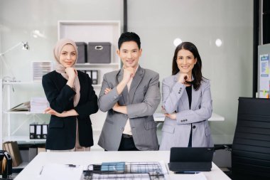  Ofisteki iş ortakları kameraya gülümsüyor. Başarılı iş ekibi görevde.