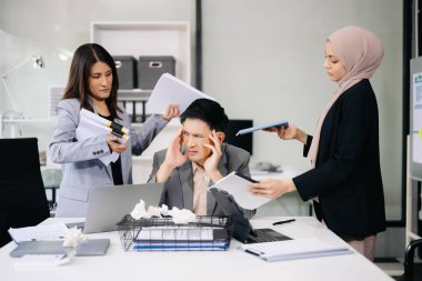 Gergin Asyalı İş Adamları Çok Yoğun Evrak İşleri Konsepti İş Anksiyetesi ve Aşırı İş Konseptiyle çevrili